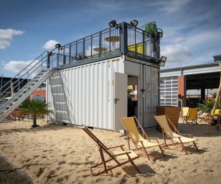 Barcontainer mit Terrasse