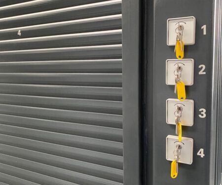 Motorradbox Tor und Schloss