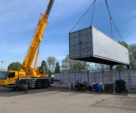 Reifencontainer Anlieferung per Kran